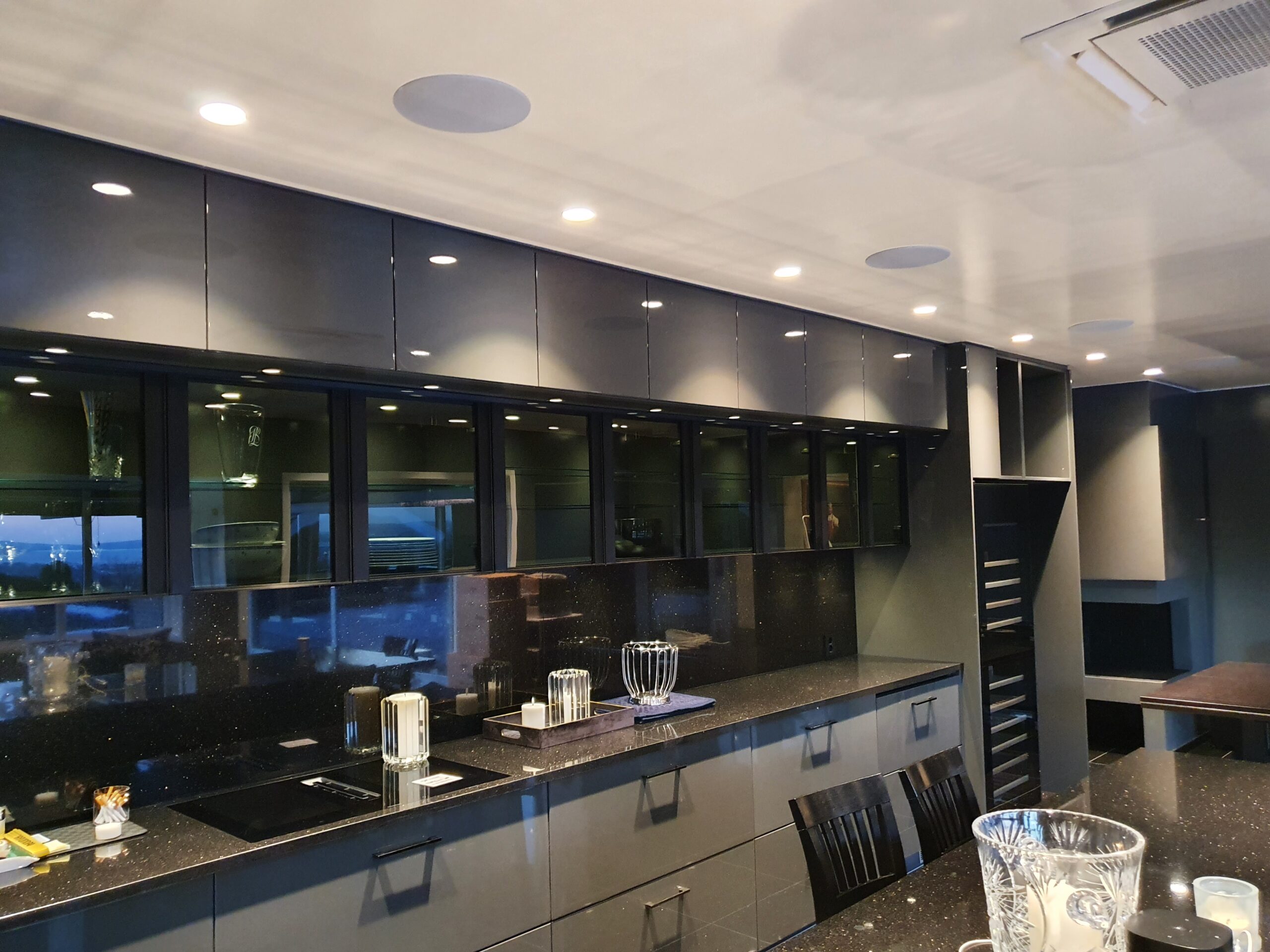 Lyd i flere rom Oslo\Vinderen 27 høyttalere, 8 soner